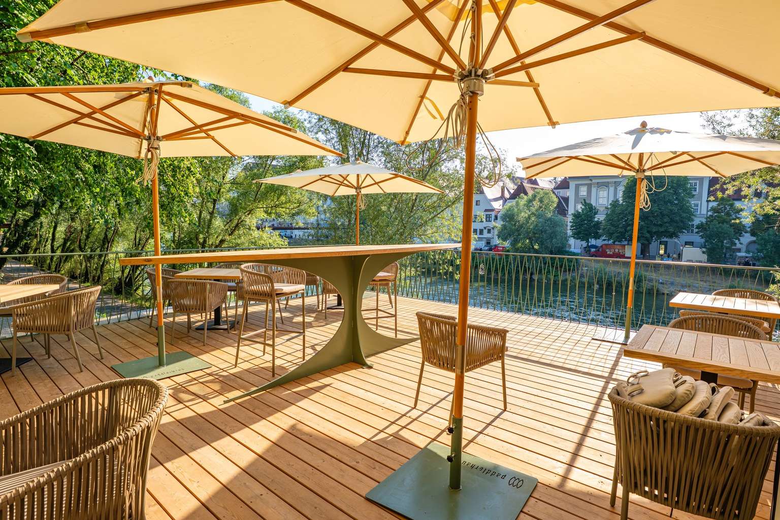 Terrasse der Bar im Obergeschoß des Paddlerhaus mit Sonnenschirmen und Blick über die Enns