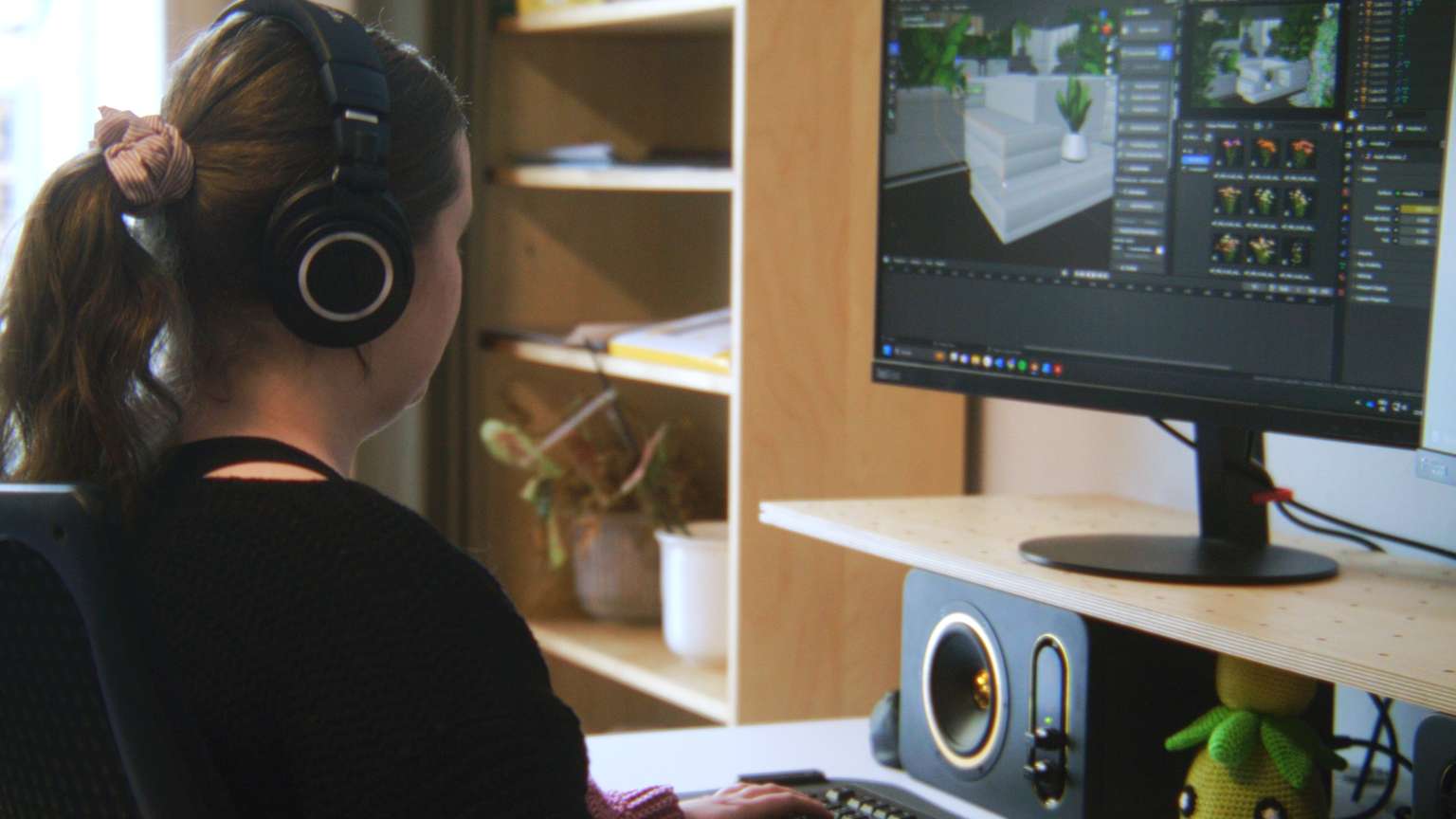 Weibliche Person bei der Arbeit an einem 3D Animationsprojekt