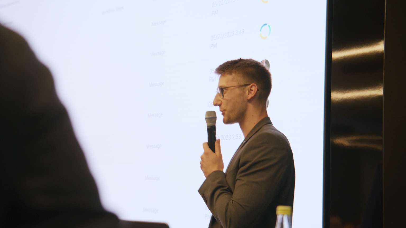 Männliche Person bei einer Präsentation über das CMS Storyblok