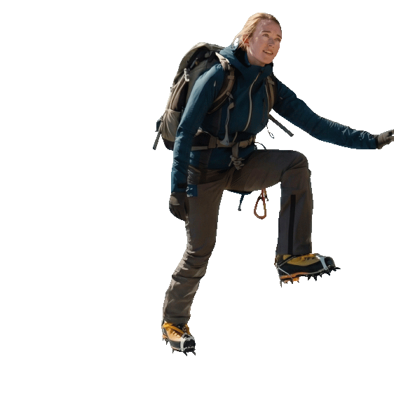 Freigestellte Bergsteigerin in Wanderkleidung mit Rucksack am Rücken.