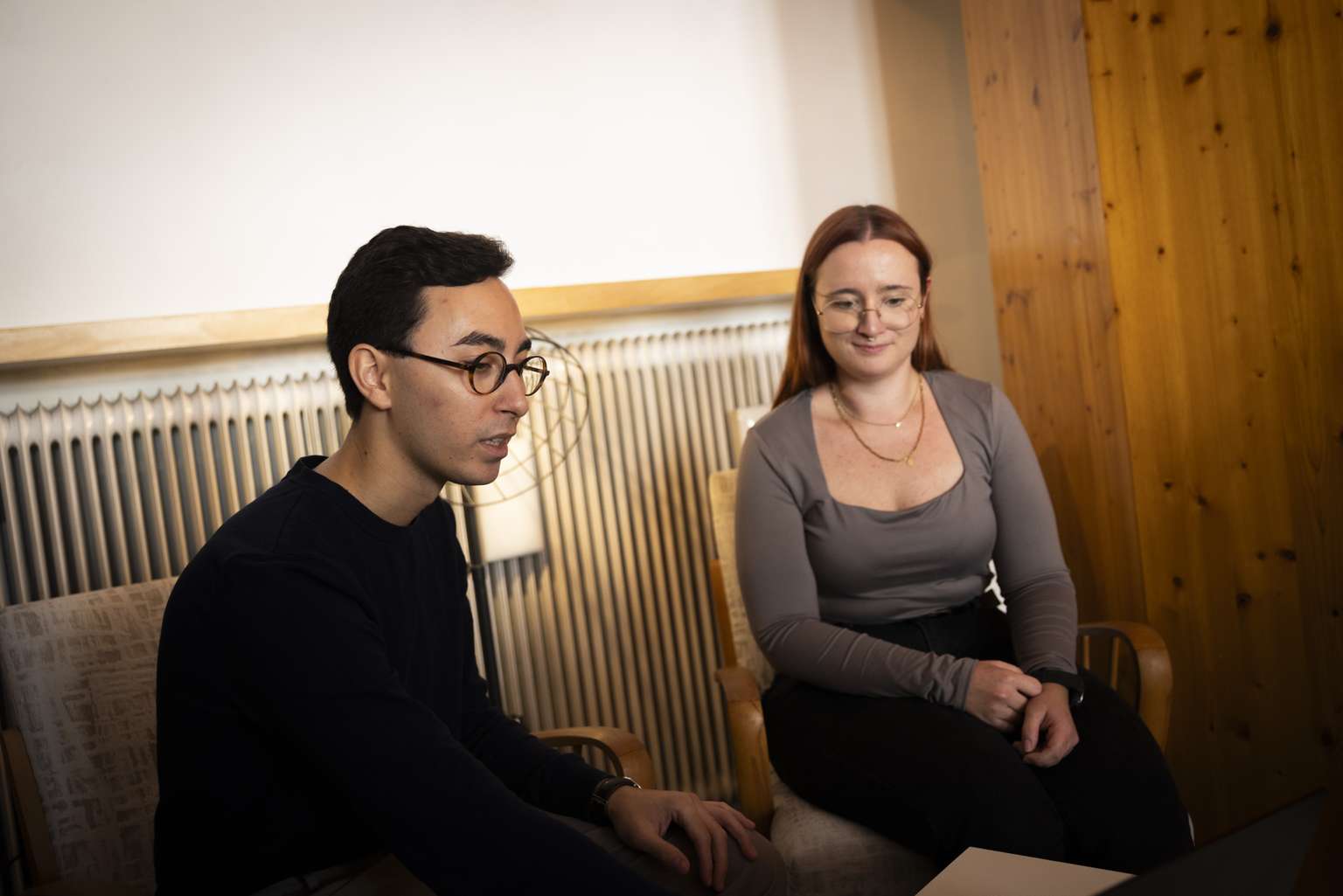 zwei Personen sitzen