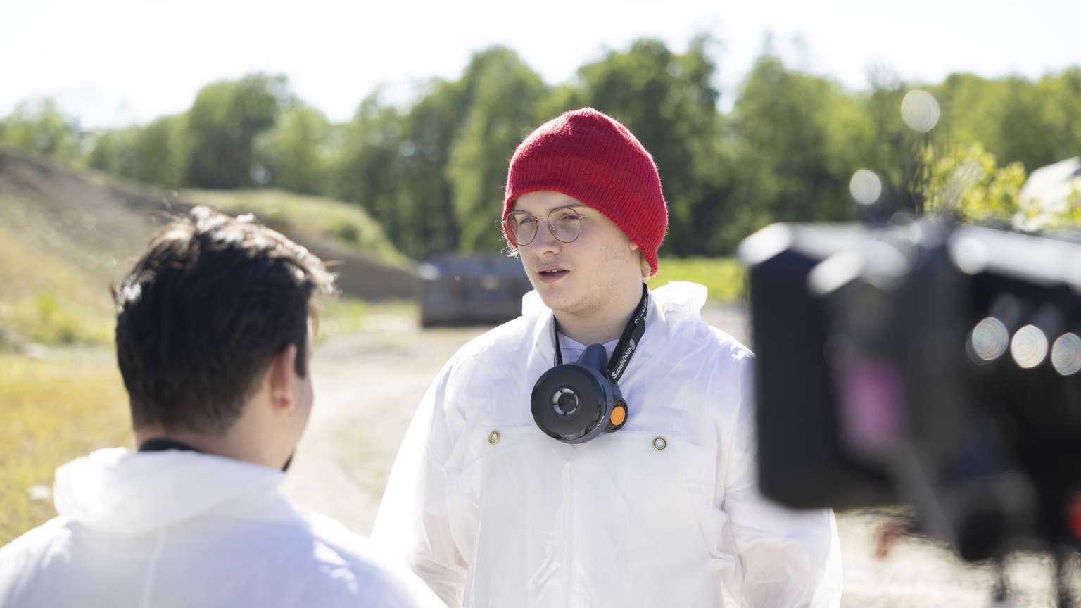 Zwei Personen stehen vor einer Kamera