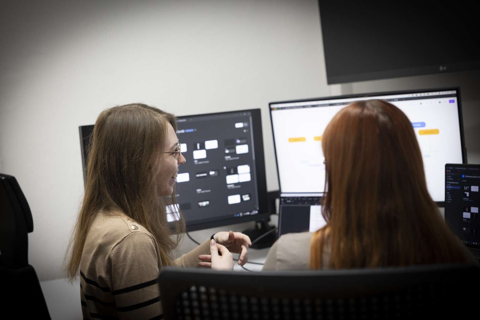 zwei Personen am Tisch