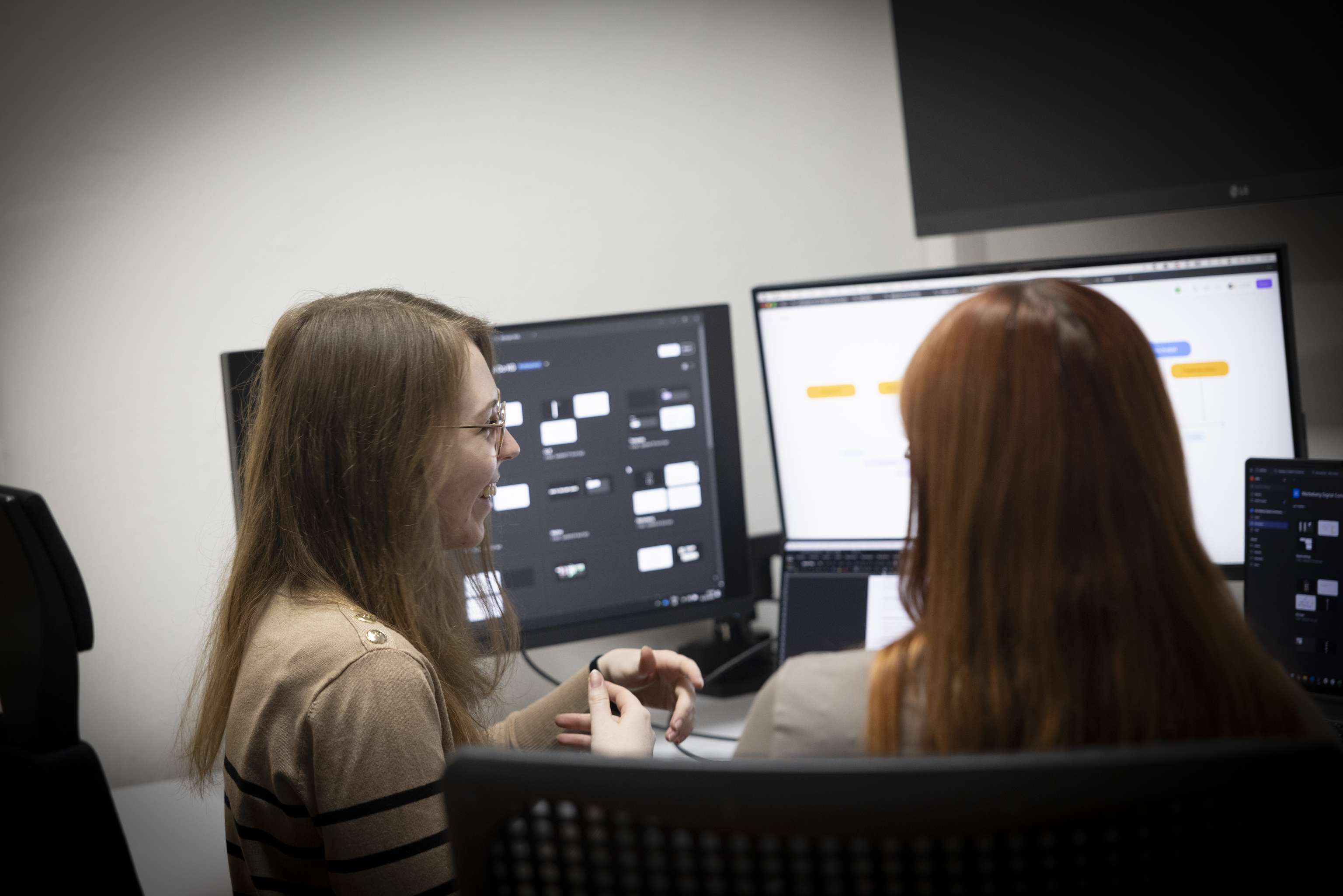 zwei Personen am Tisch