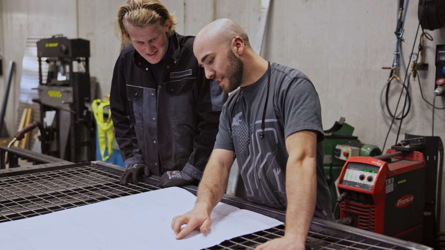 Fachkräfte in einem Metallbetrieb im Steyrland