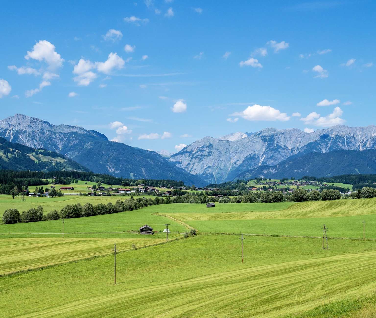 Oberösterreichische Kulturlandschaft mit Wiesen und Bergen