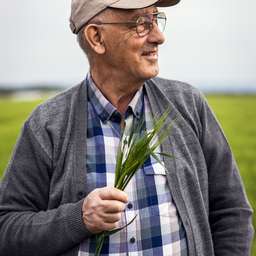 Älterer Landwirt auf dem Feld
