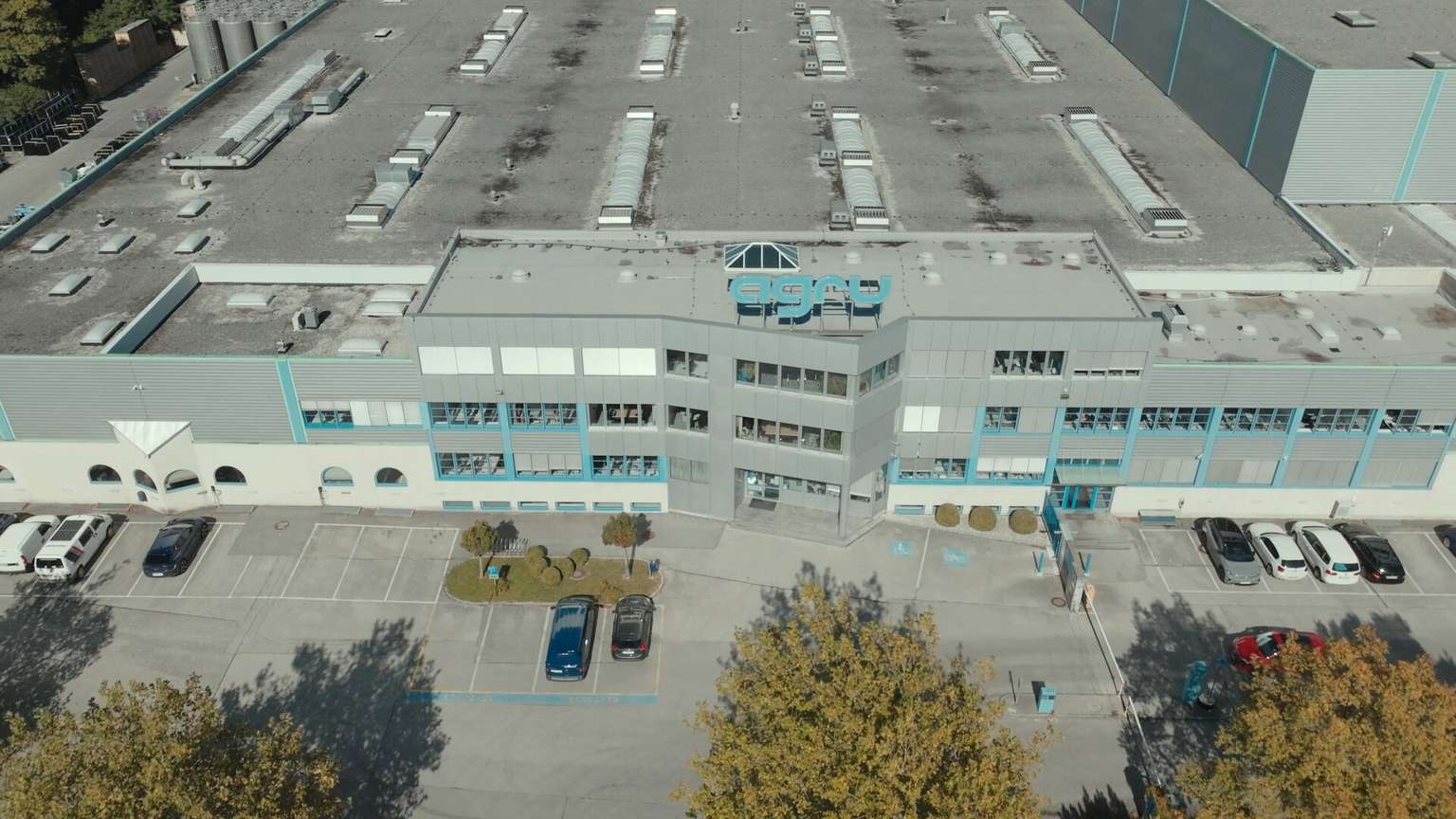 Luftaufnahme der AGRU-Zentrale aus dem Onboarding-Video