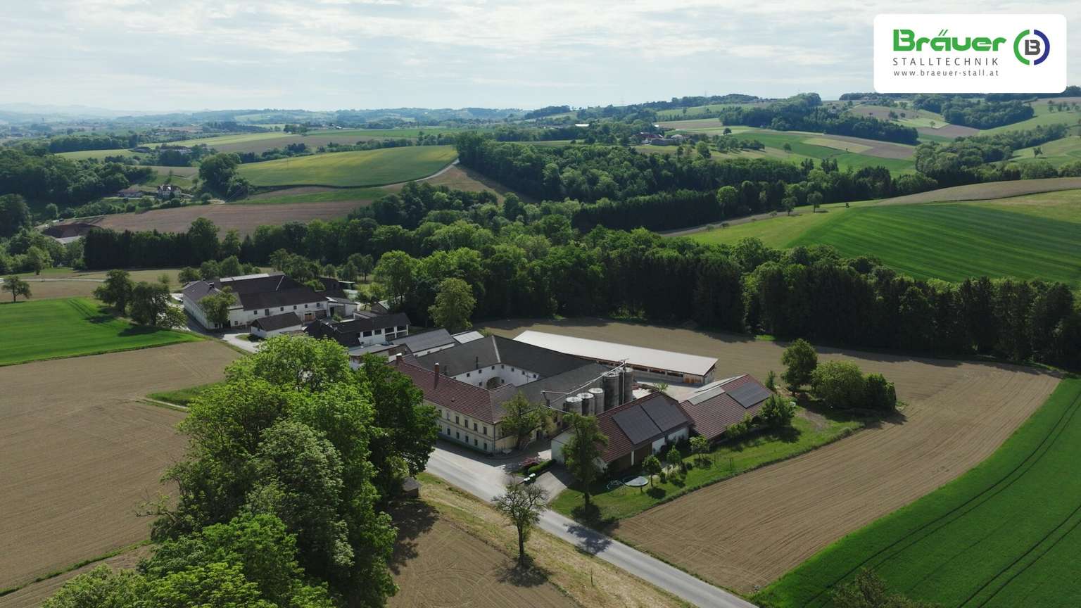 Luftaufnahme eines landwirtschaftlichen Betriebs – BRÄUER Stalltechnik