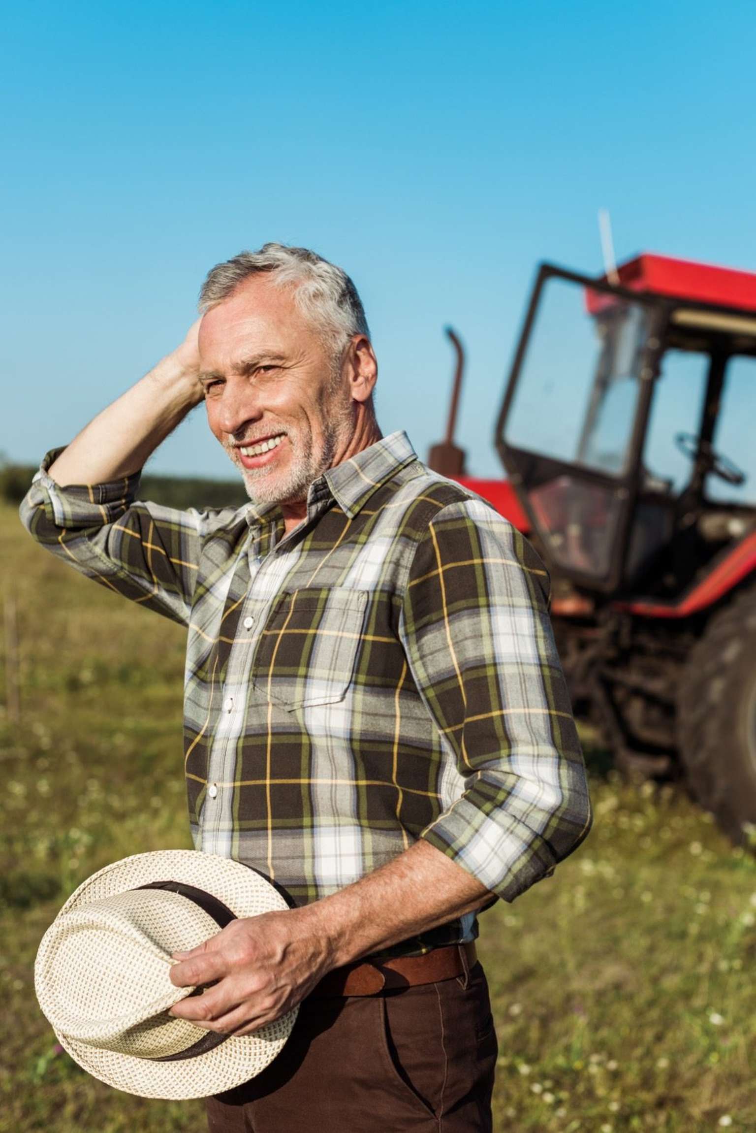 Landwirt vor Traktor