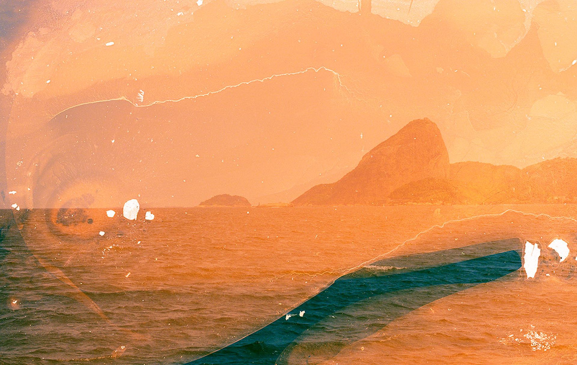 Paysage de mer (Baie de Guanabara à Rio) - tirage fine art de la photographe Elsa Leydier réalisé par Dahinden.