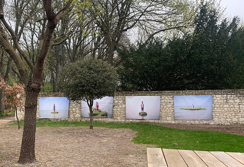 Exposition « Le jardin du monde en voie de disparition » au château du Rivau. Cette exposition est centrée sur les œuvres de la célèbre artiste Orlan et du photographe coréen Daesung Lee. Dahinden a produit les œuvres, accrochées en extérieur sur bâche pvc 100% recyclable.