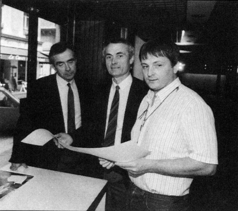 La photo représente les deux frères Dahinden, Paul et Bernard, qui ont fondé l'entreprise en 1968, avec à droite Jean-Claude Martin, tireur chez Dahinden.