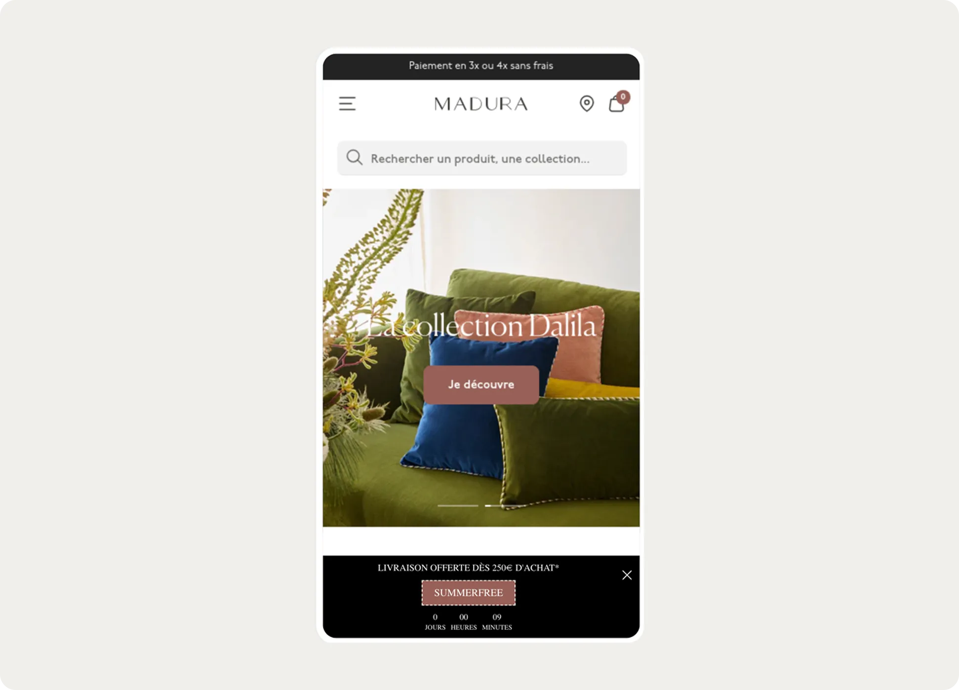 Mobile view of Madura website showcasing "La collection Dalila" with colorful pillows. Button reads "Je découvre." Special delivery offer shown.