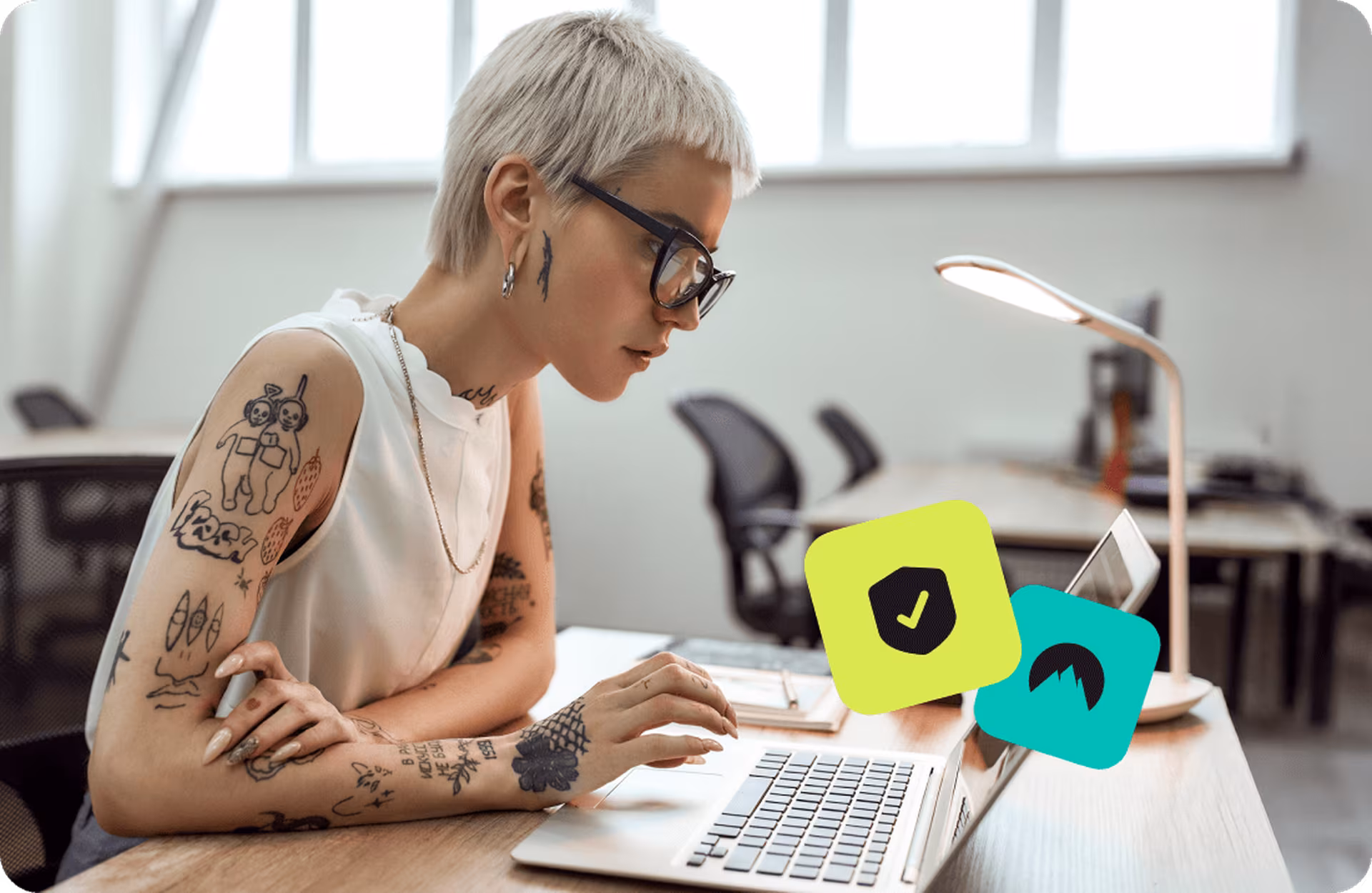 donne con computer portatile