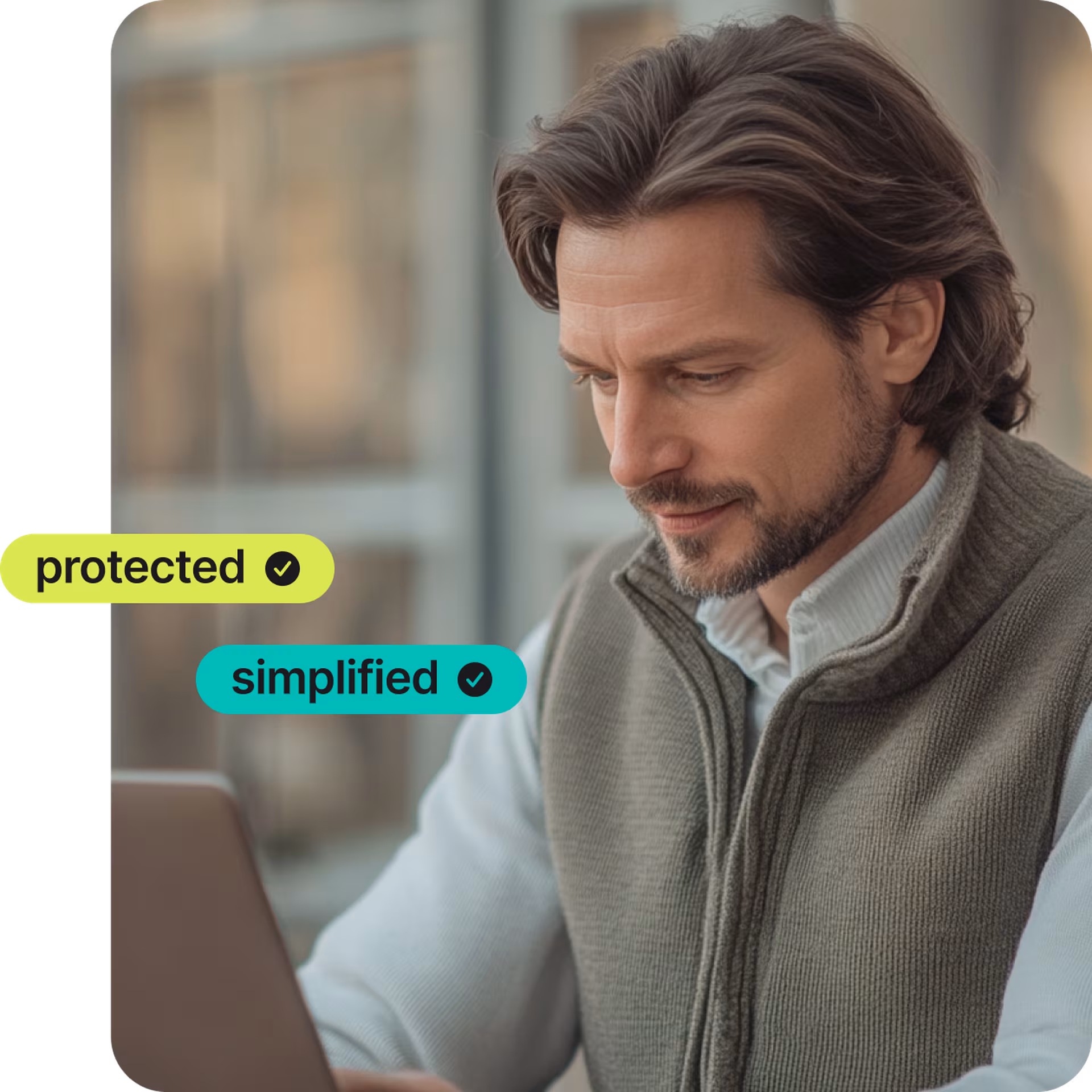 Mann, der einen Laptop überprüft