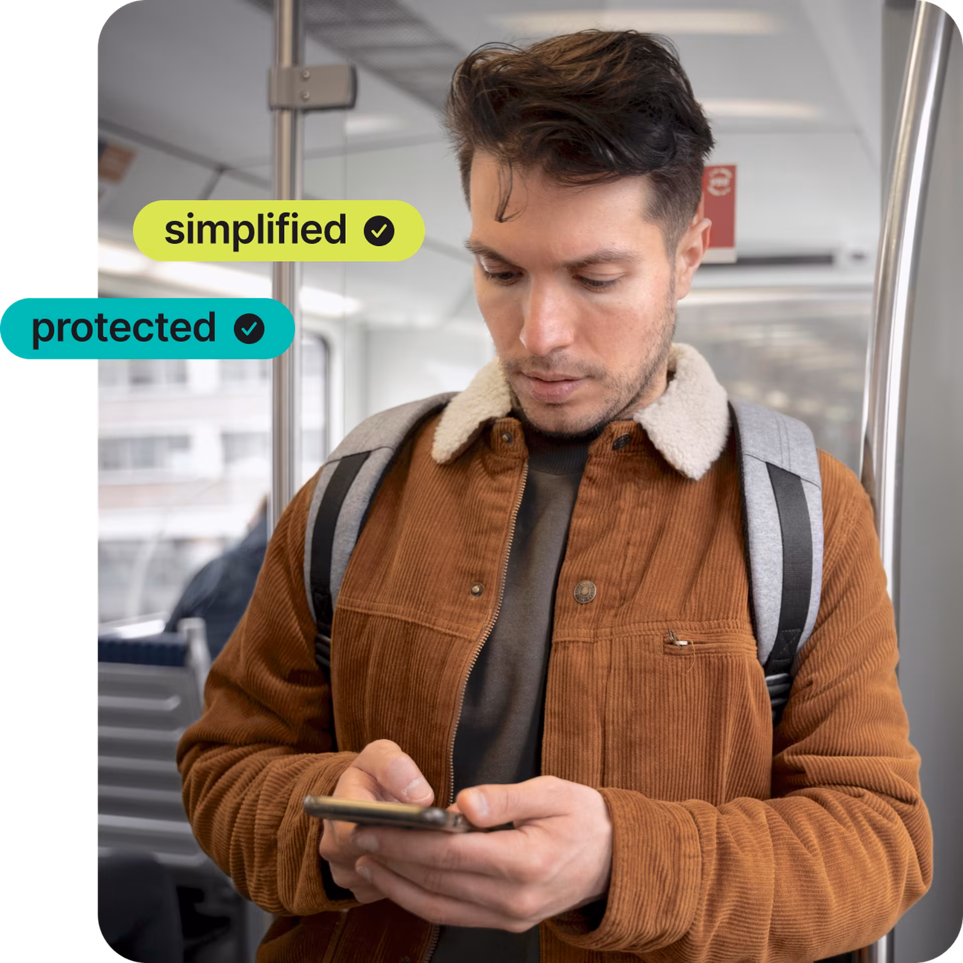 homme sur son téléphone dans les transports en commun avec NordPass