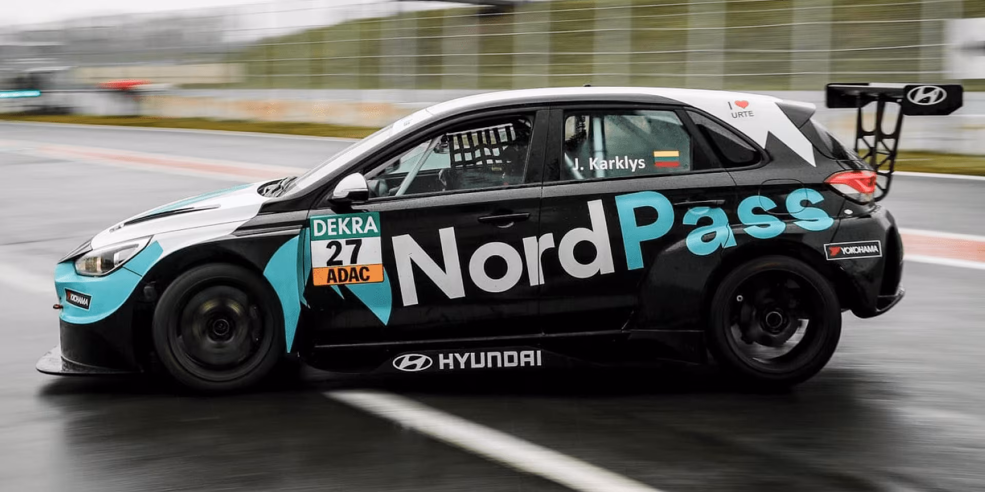 Jonas, el piloto a cargo de NordPass, habla de carreras y ciberseguridad