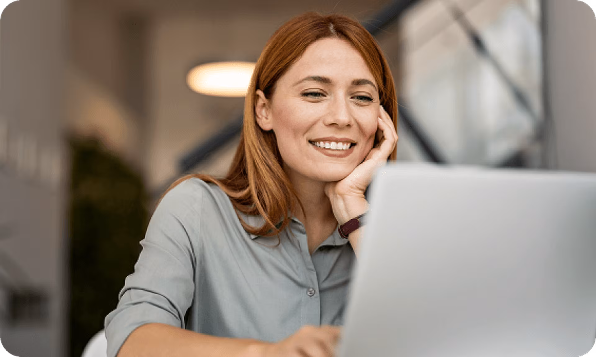femmes avec un ordinateur