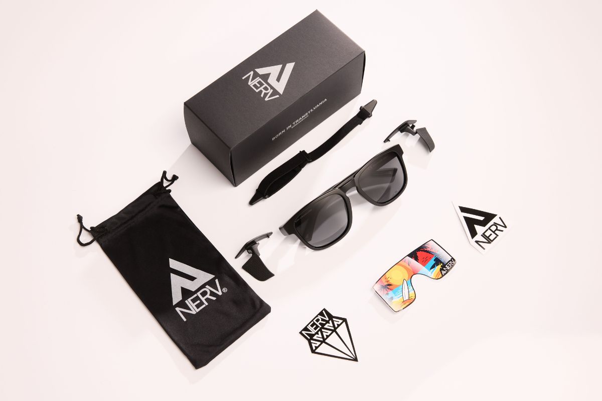 Componentele si accesoriile care se livreaza alaturi de ochelarii de soare flotabili NERV Wave