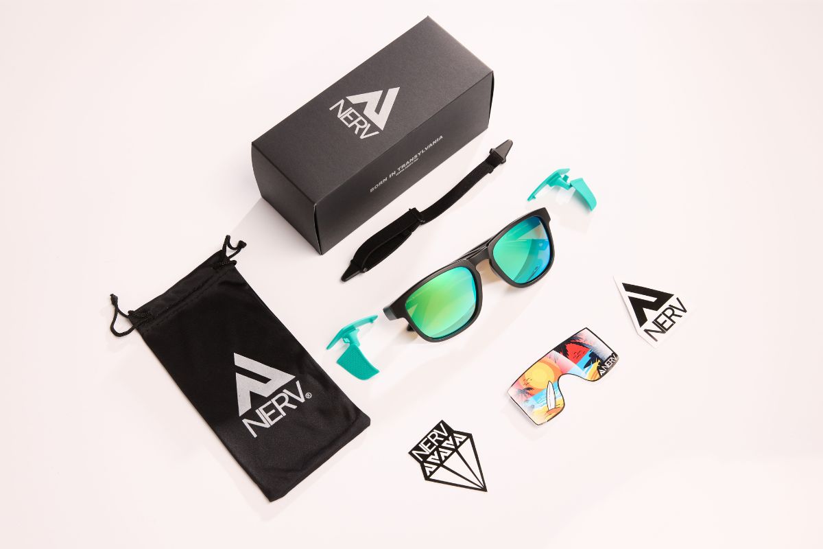 Componentele si accesoriile care se livreaza alaturi de ochelarii de soare flotabili NERV Wave