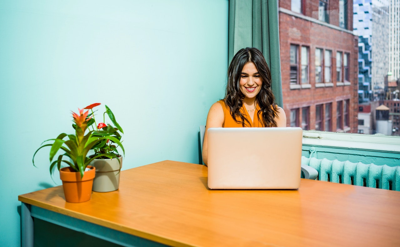 a women working in front of laptop