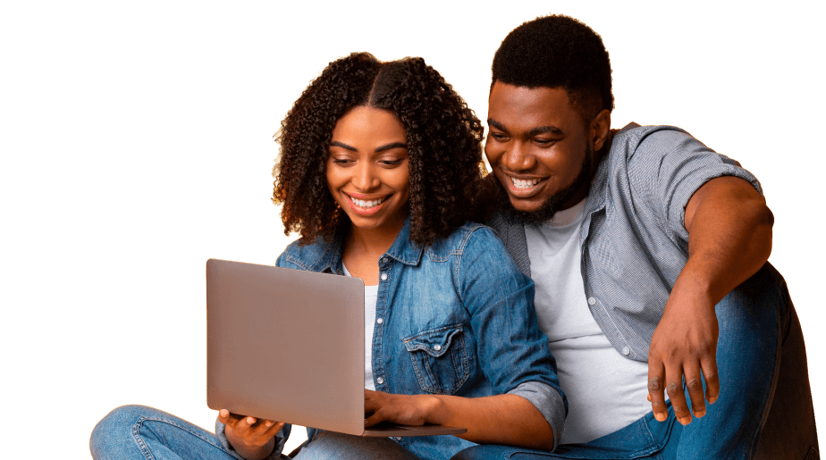 Imagem de casal sorridente segurando e olhando para um computador