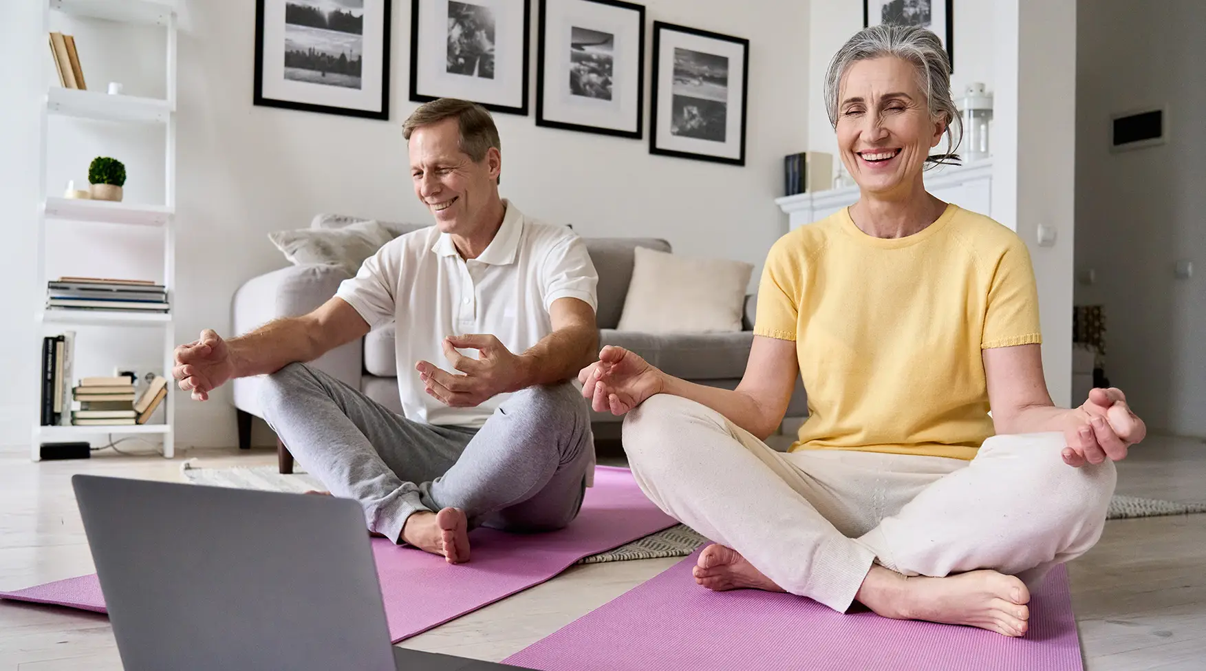 Frau und Mann beim Yoga