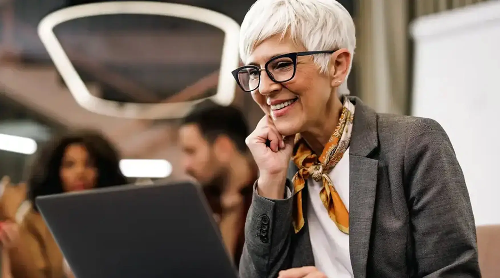 Tijdschriftartikel: Zakelijk chic voor vrouwen boven de 50