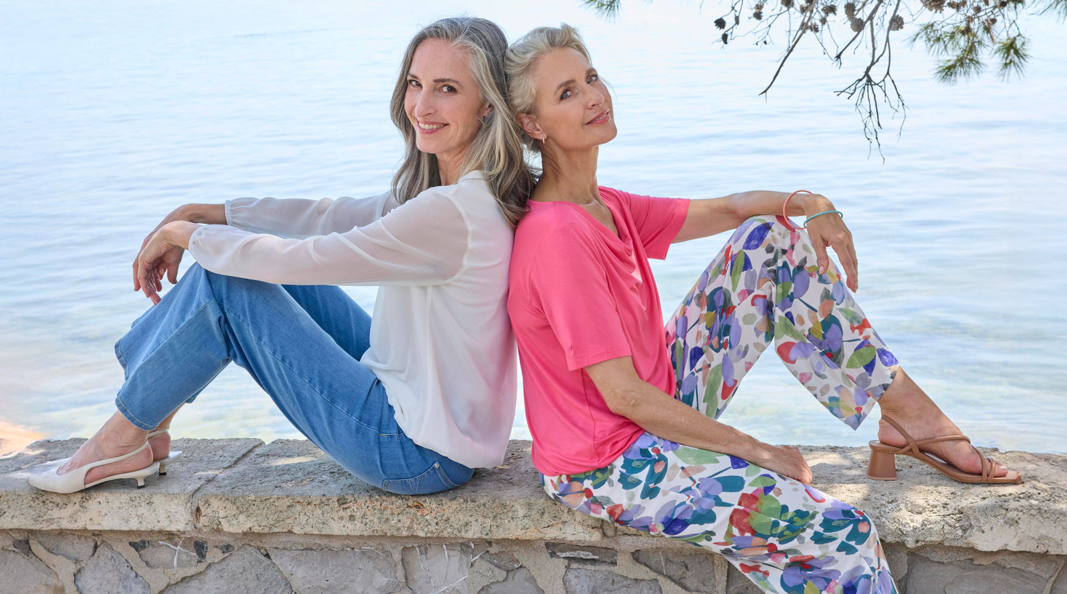 Hosentrends 2026 - Frau mit bunter Alloverdruckhose