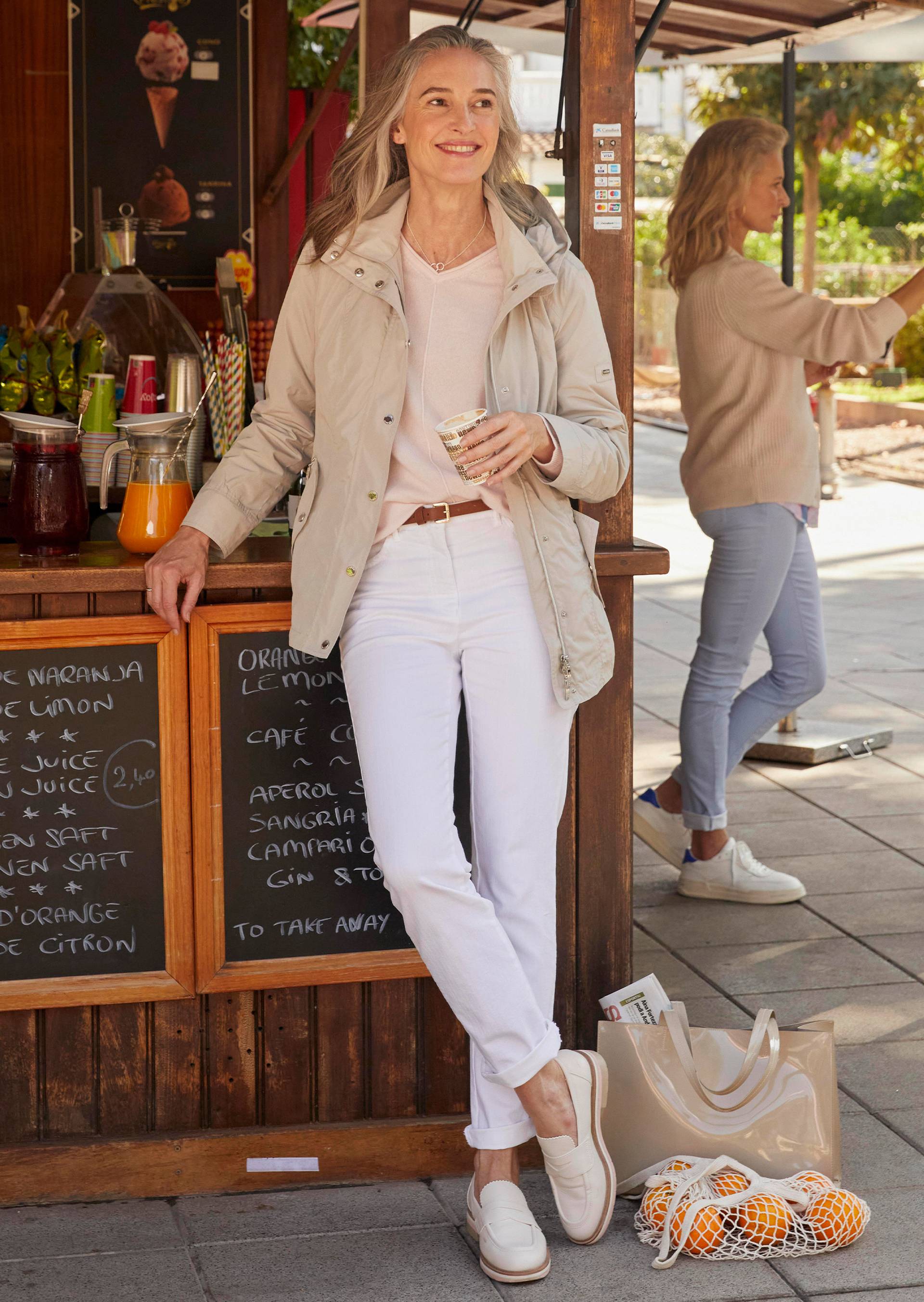 Tenue Jeans blanc avec pull rose et veste légère beige de transition