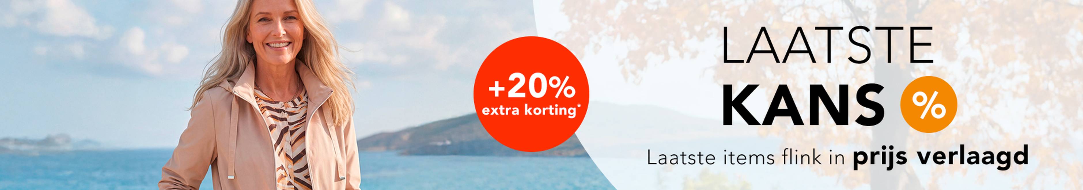 Vrouw in elegante tussenseizoenskleding op het strand. Een banner maakt reclame voor “Laatste kans” met een extra kortingscode van 20%.
