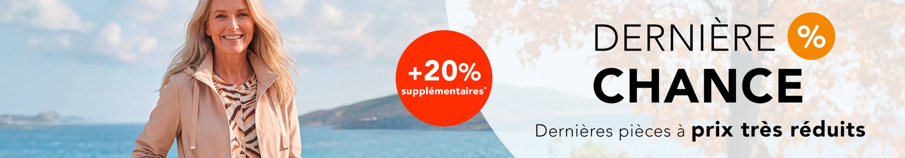 Une femme vêtue d'une tenue élégante de mi-saison sur la plage. Une bannière publicitaire vante la promotion « Dernière chance » avec un code promo offrant 20 % de réduction supplémentaire.