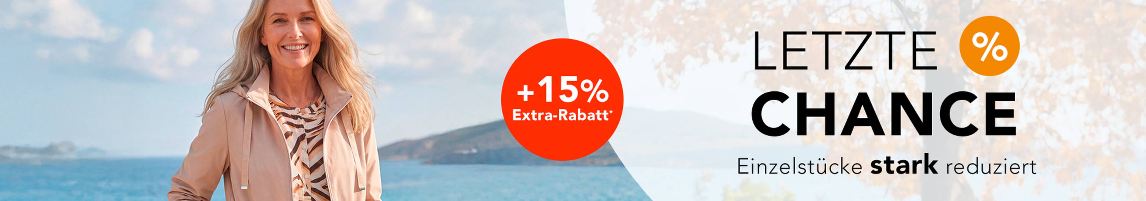 Frau in eleganter Übergangs-Mode am Strand. Banner wirbt für "Letzte Chance" mit 20% Extra Aktionscode.
