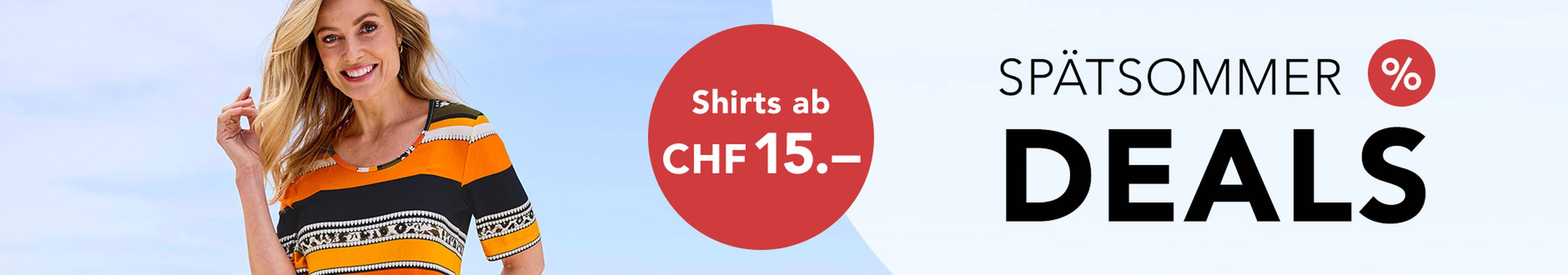 Eine lächelnde Frau in einem bunten Shirt. Der Text bewirbt Shirts ab einem niedrigen Preis für die „Spätsommer-Angebote“.