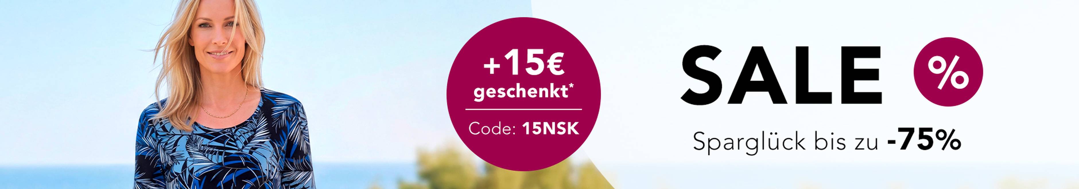  Eine lächelnde Frau in einem blau gemusterten Oberteil neben einem „Sale“-Banner, auf dem Rabatte von bis zu 75 % und ein Geschenk im Wert von 15 € mit dem Code 15NSK angeboten werden.