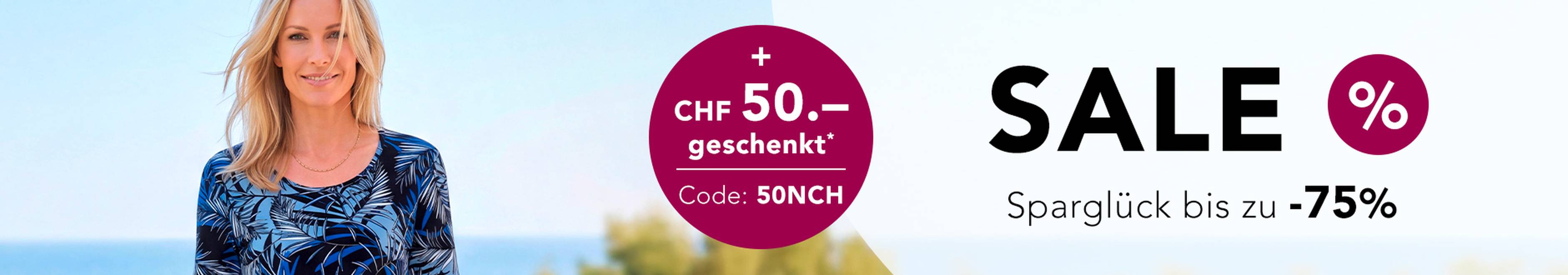  Zwei Frauen in gemütlicher Herbstkleidung lächeln und spazieren auf einer Strandpromenade. Text: „Neue Herbstkollektion. Wohlfühlstyles für jeden Tag.“