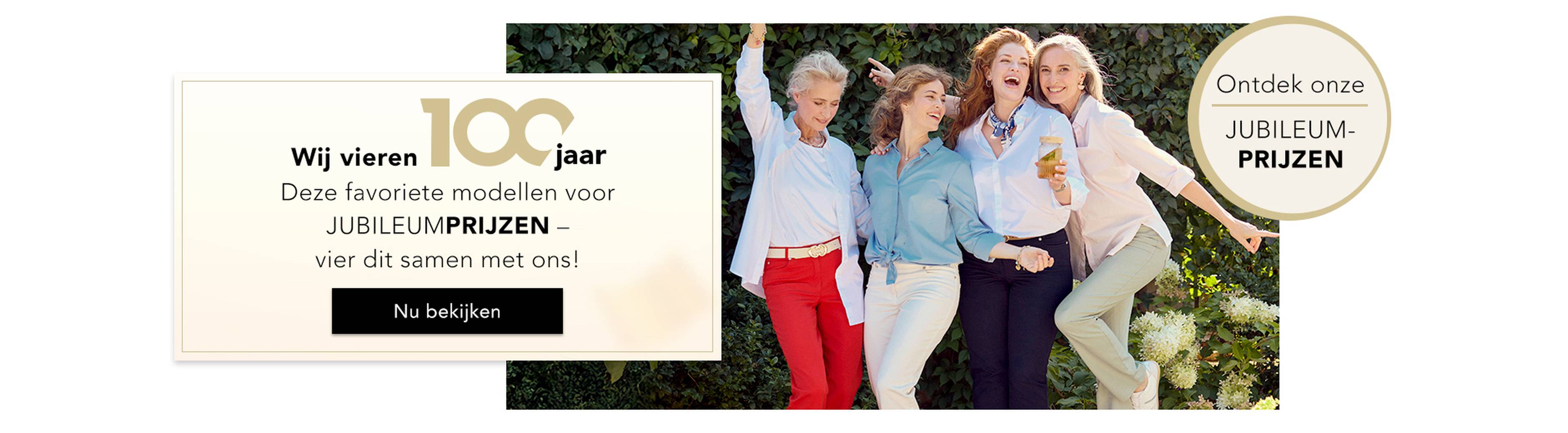 Een groep vrouwen viert vrolijk feest in chique outfits; op een spandoek staat „100 jaar“ en „JUBILEUMPRIJZEN“.