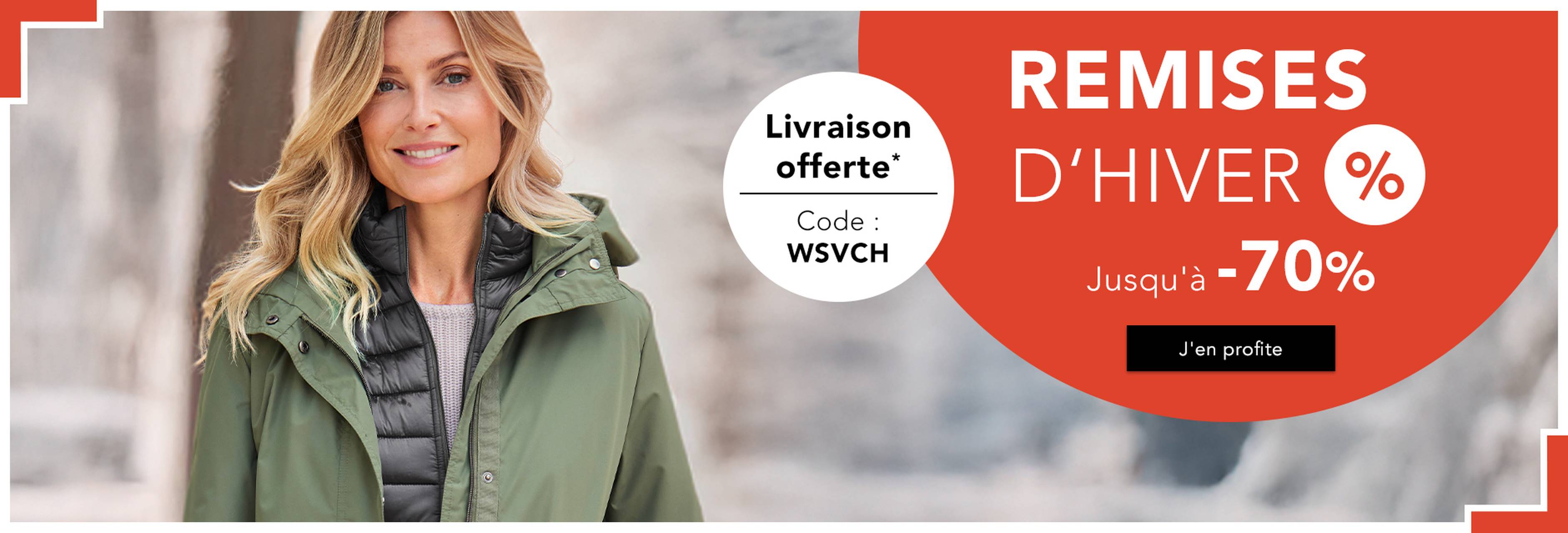 Deux femmes sont confortablement installées dans une ambiance de Noël – Découvrez la mode avec un bon d'achat de 50 CHF.