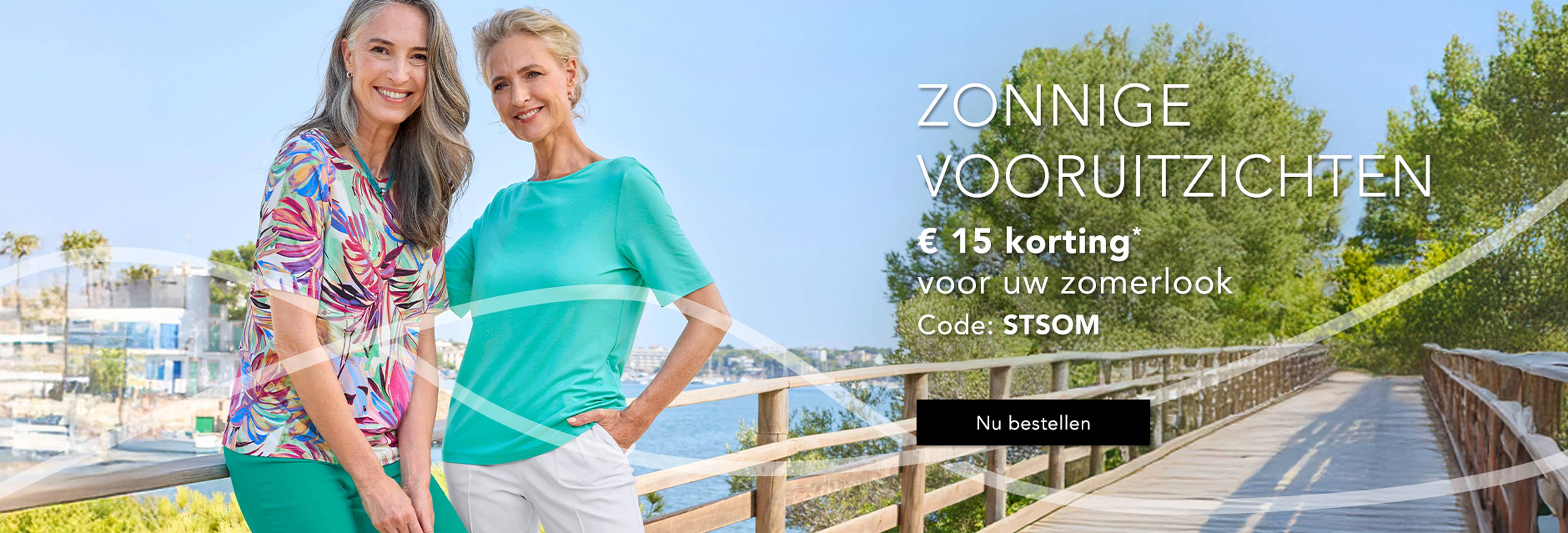 Een glimlachende vrouw in een lichte gebreide trui tegen de achtergrond van een rustig berg- en zeegezicht. De tekst bevat een kortingscode voor 20 % korting op truien.