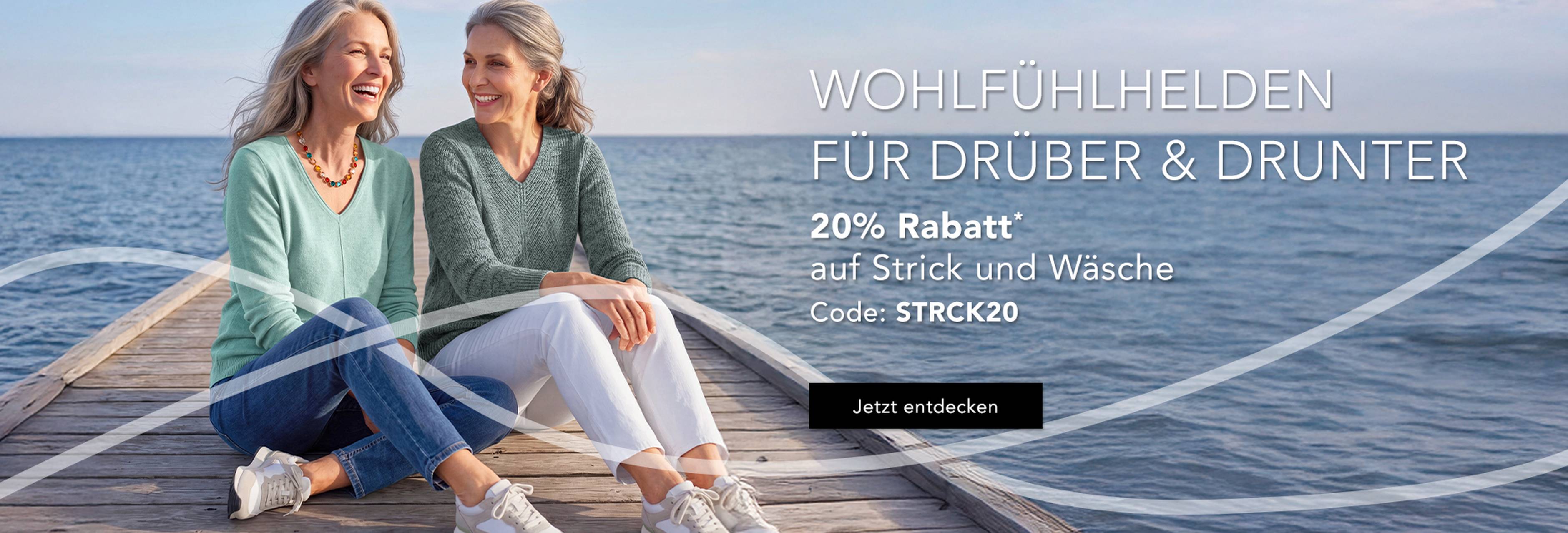 Zwei lächelnde Frauen sitzen auf einem Steg am Meer und tragen legere, bequeme Kleidung, die für kühles Wetter geeignet ist. Ein Text am Rand wirbt für einen Rabatt auf Strickwaren und Unterwäsche.