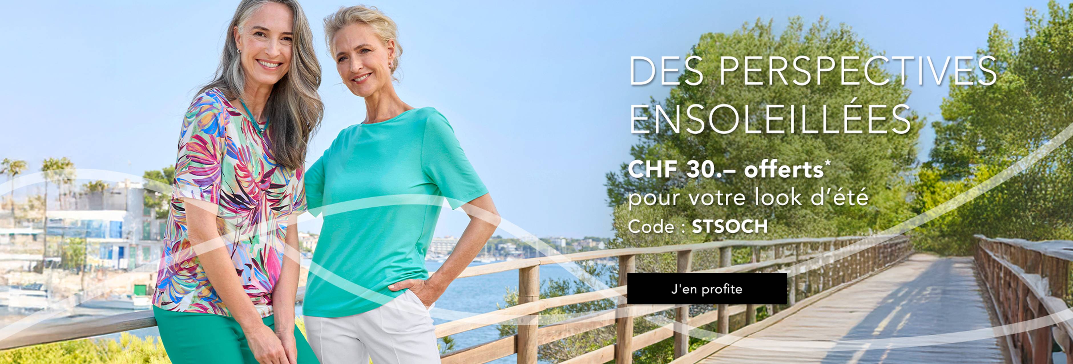  Une femme souriante vêtue d'un pull en maille claire, avec en arrière-plan un paysage paisible mêlant montagnes et mer. Le texte contient un code de réduction de 20 % sur les pulls.