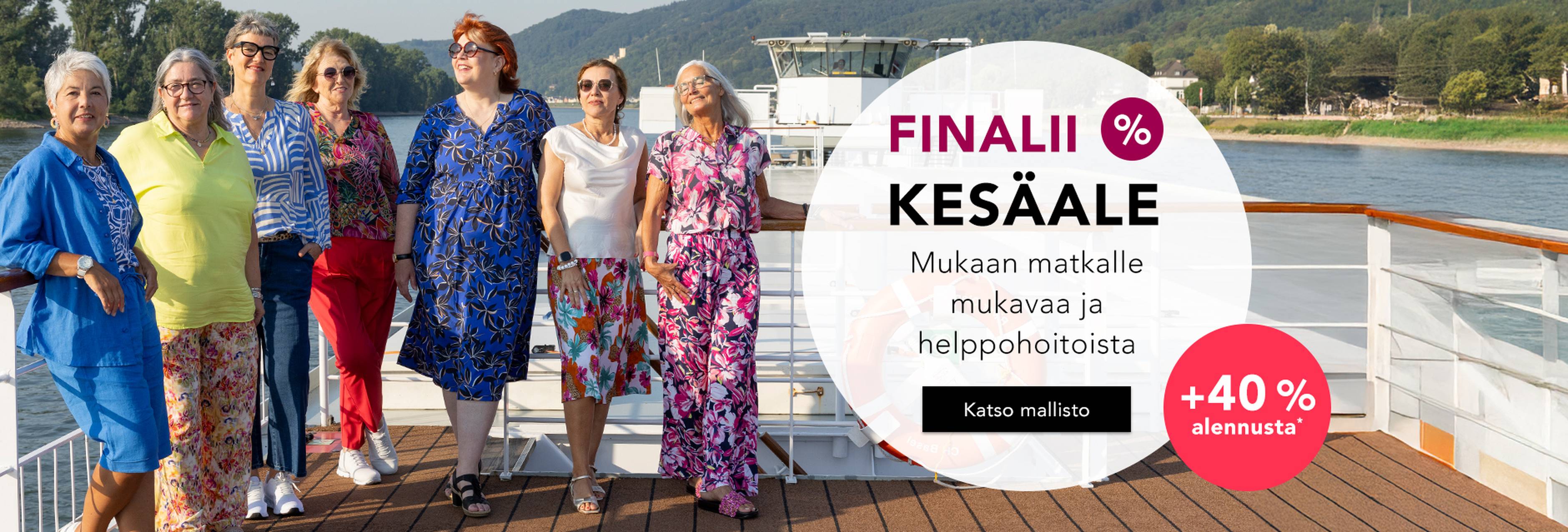  Ryhmä värikkäissä mekkoissa pukeutuneita naisia nauttii aurinkoisesta päivästä risteilyaluksen kannella; taustalla näkyy kauden loppuun liittyvän alennusmyynnin mainosbanneri.