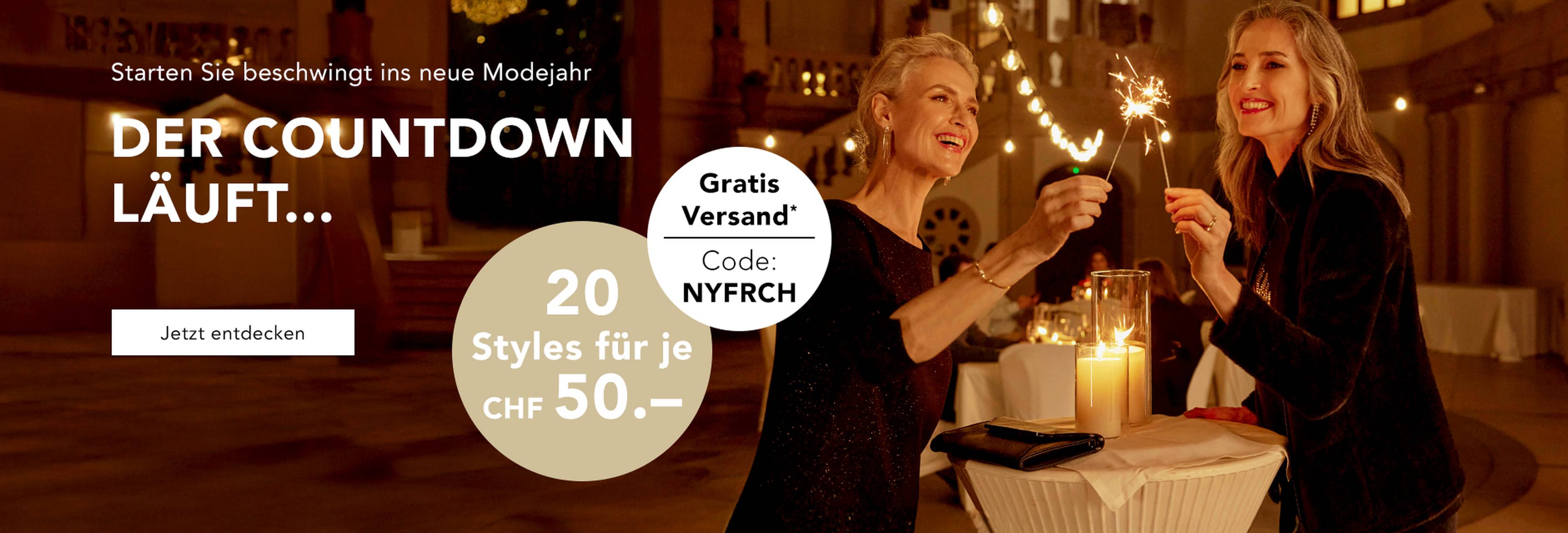 Zwei Damen sitzen gemütlich im Weihnachtsambiente – Mode entdecken mit 50 CHF Gutschein