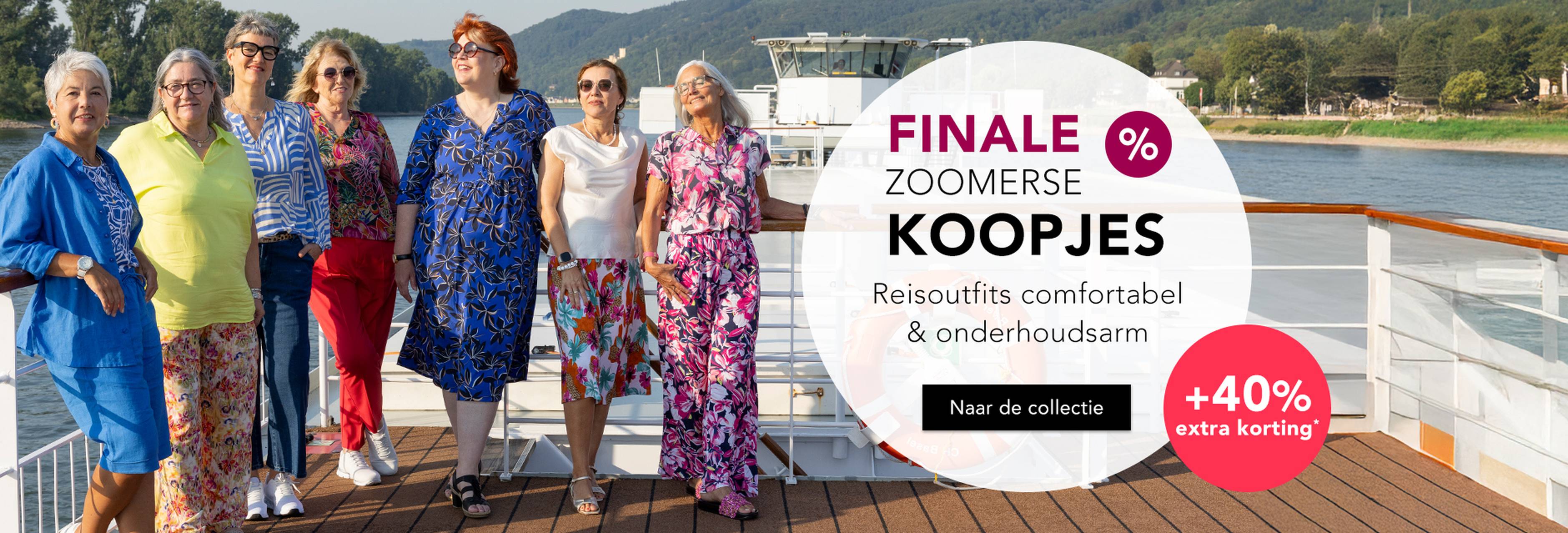  Een groep vrouwen in kleurrijke jurken geniet van een zonnige dag op het dek van een cruiseschip, met een reclamebanner voor een uitverkoop ter afsluiting van het seizoen.