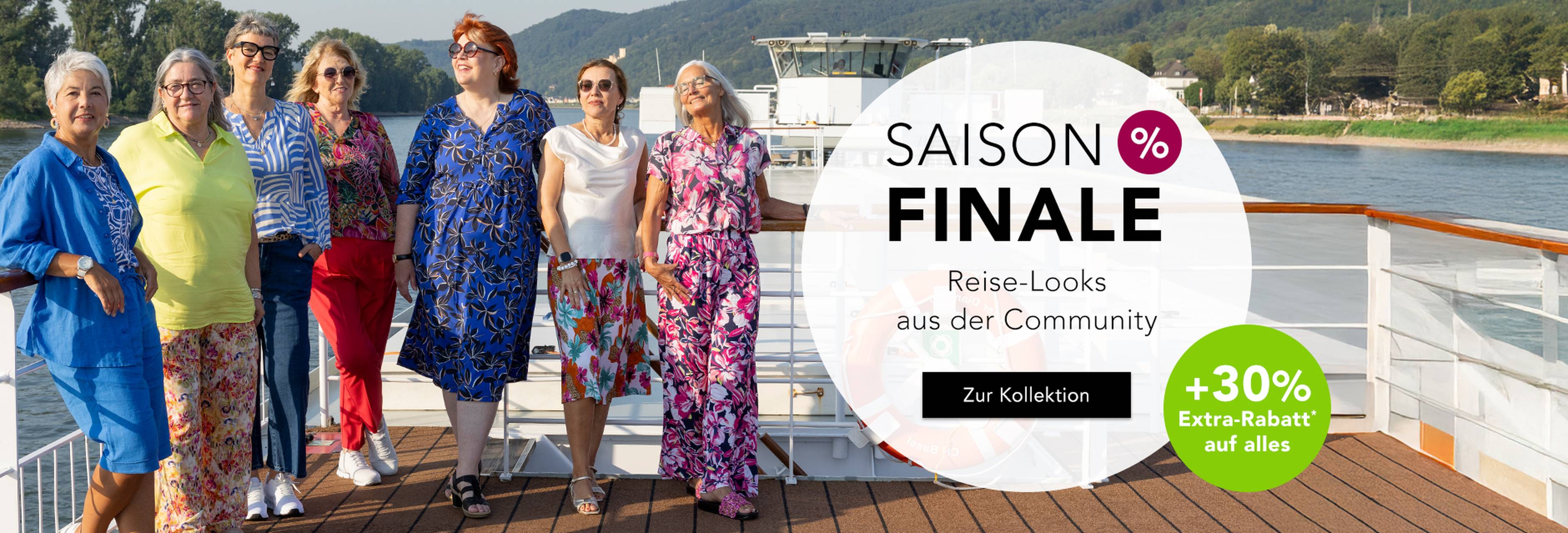  Eine Gruppe von Frauen in bunten Kleidern genießt einen sonnigen Tag auf dem Deck eines Kreuzfahrtschiffes, im Hintergrund ist ein Werbebanner für einen Saisonabschluss-Sale zu sehen.