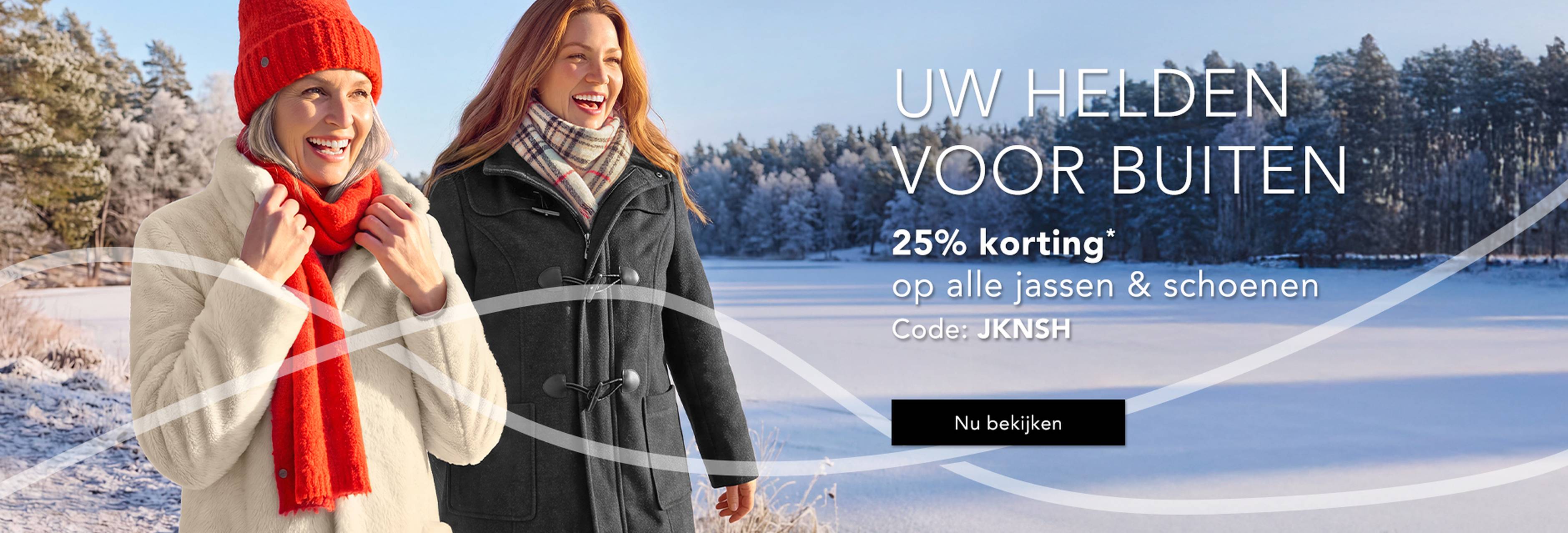 Twee vrouwen in winterkleding genieten buiten van een zonnige winterdag. De reclametekst verwijst naar een kortingsactie van 20% op jassen en schoenen.