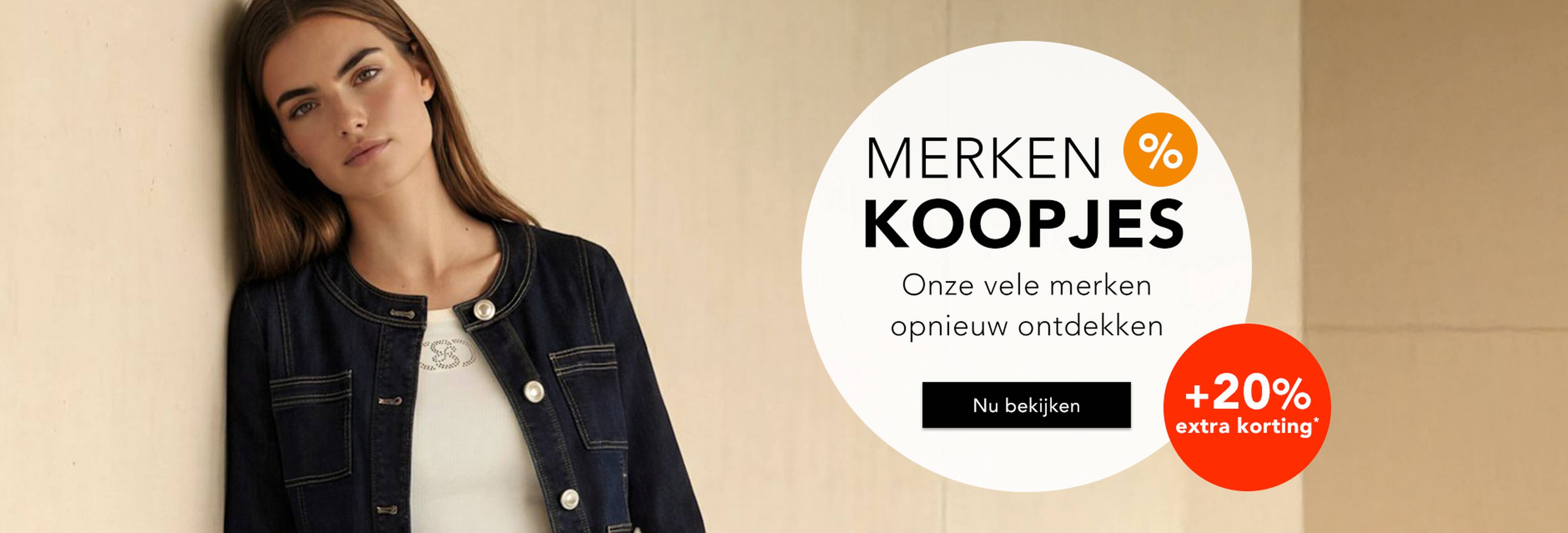 Een vrouw in een elegant donker jasje naast een reclametekst waarin 20% extra korting op de uitverkoop wordt aangeprezen, inclusief merkproducten.