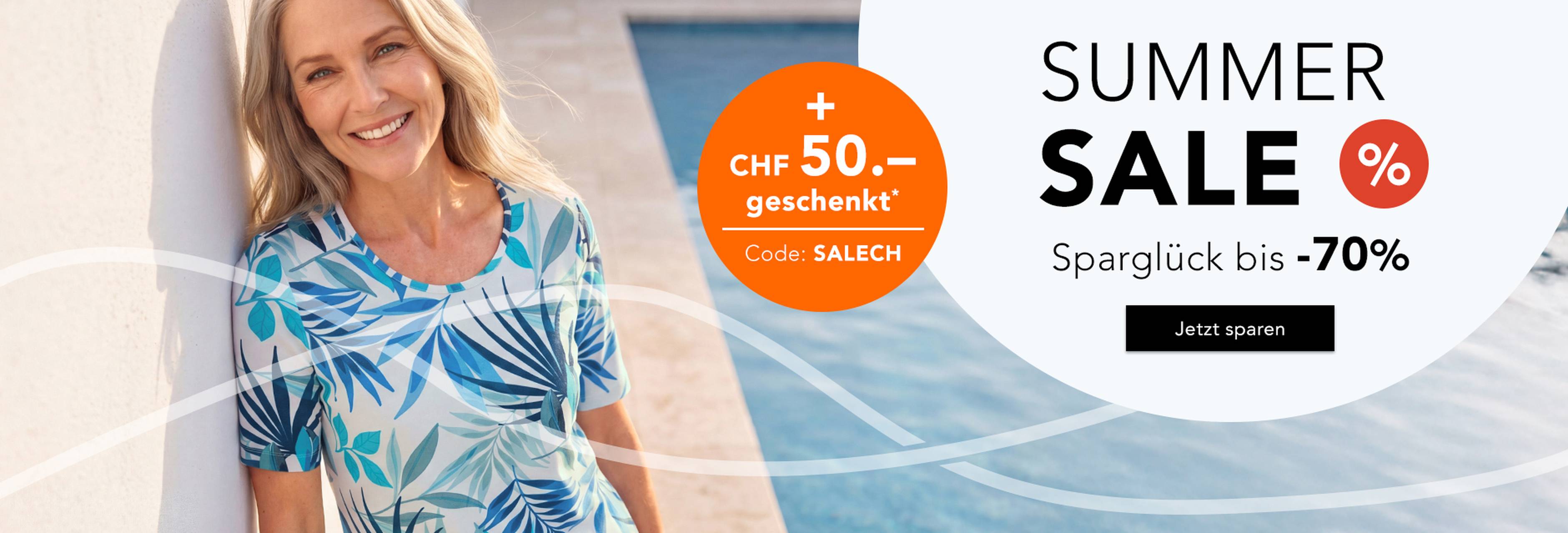  Eine Frau in einem blau gemusterten Kleid lächelt am Pool, daneben steht ein Text, der auf einen Sommerschlussverkauf mit Rabatten von bis zu 70 % und ein Sonderangebot hinweist.