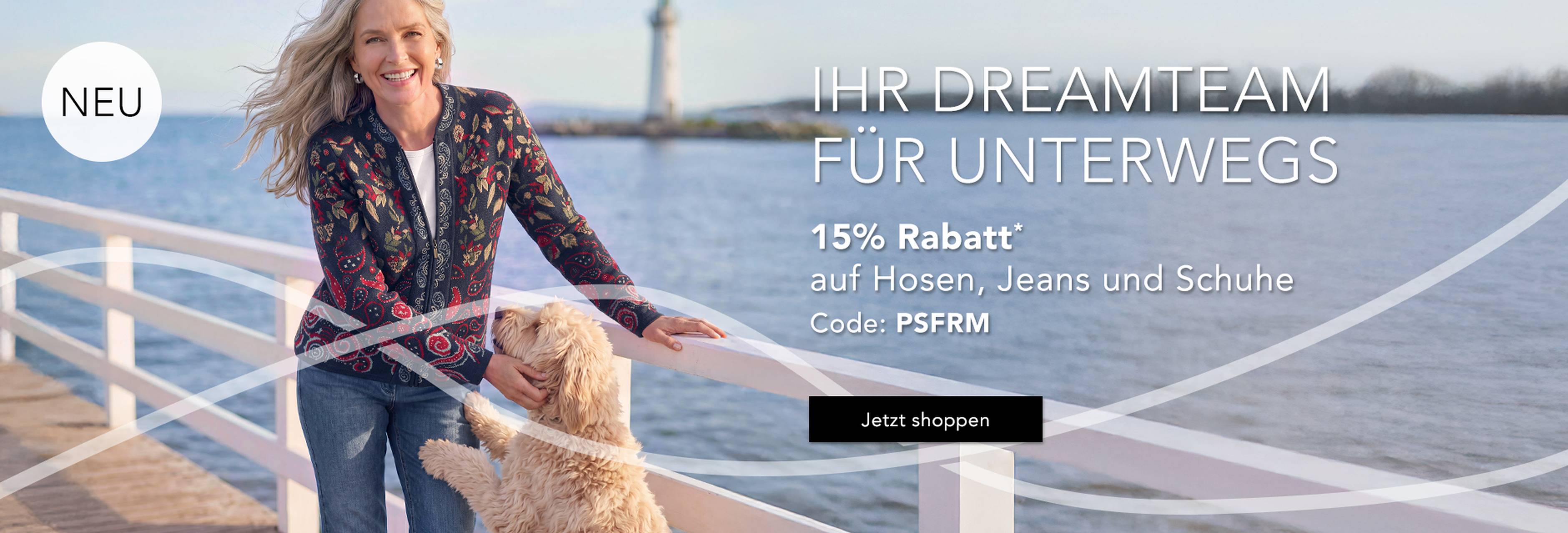 Eine Frau, die mit ihrem Hund auf einem Pier am Meer spazieren geht und lächelt. Der Text wirbt mit einem Rabatt von 15 % auf Hosen, Jeans und Schuhe bei Verwendung eines Aktionscodes.